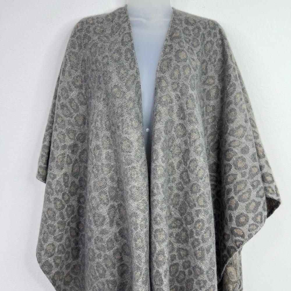 Woolrich Poncho Womens OS Grey Leopard Print Open Front Draped Fringe Boho Shawl